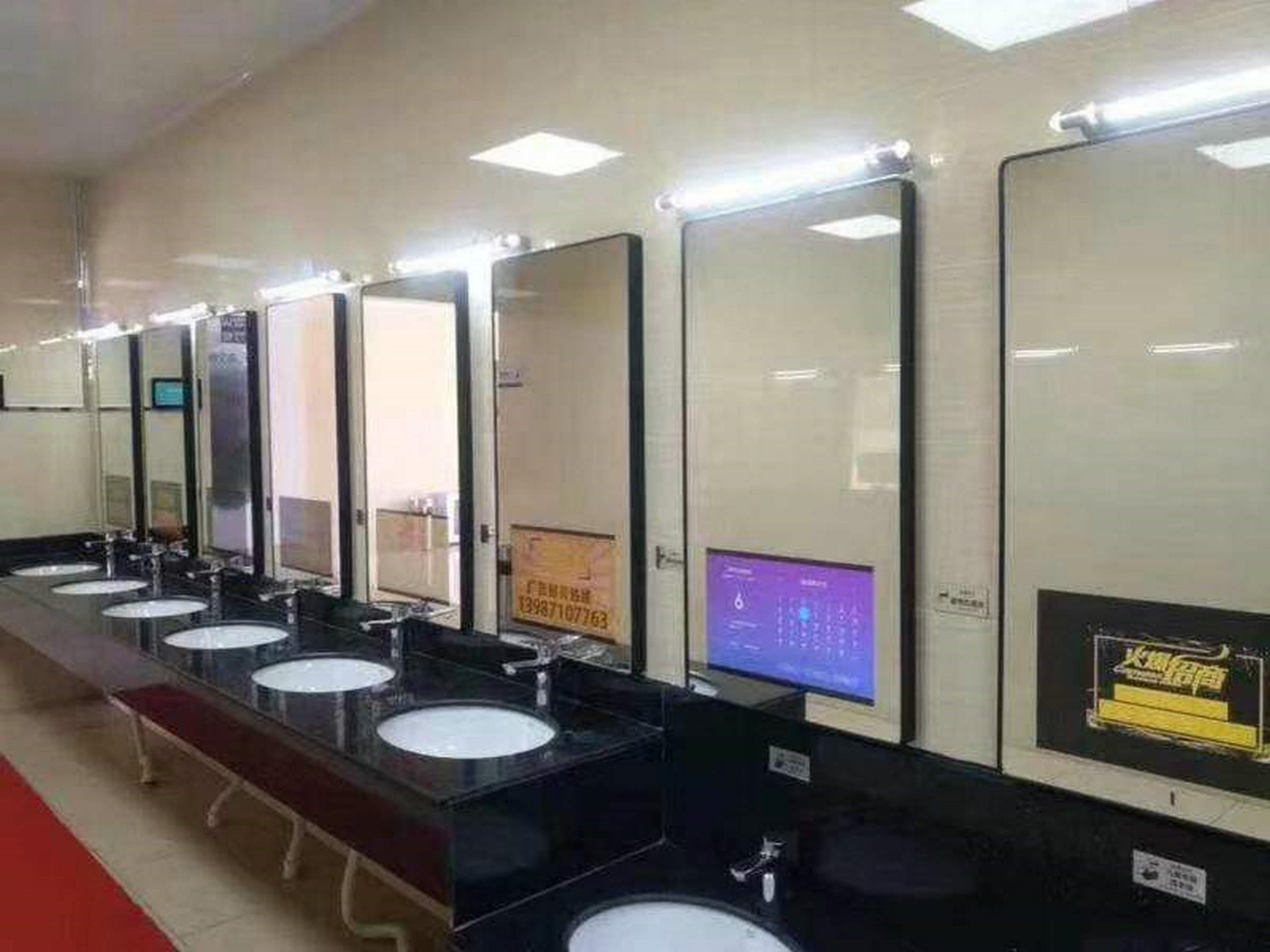 Pantalla lcd de espejo mágico montada en la pared