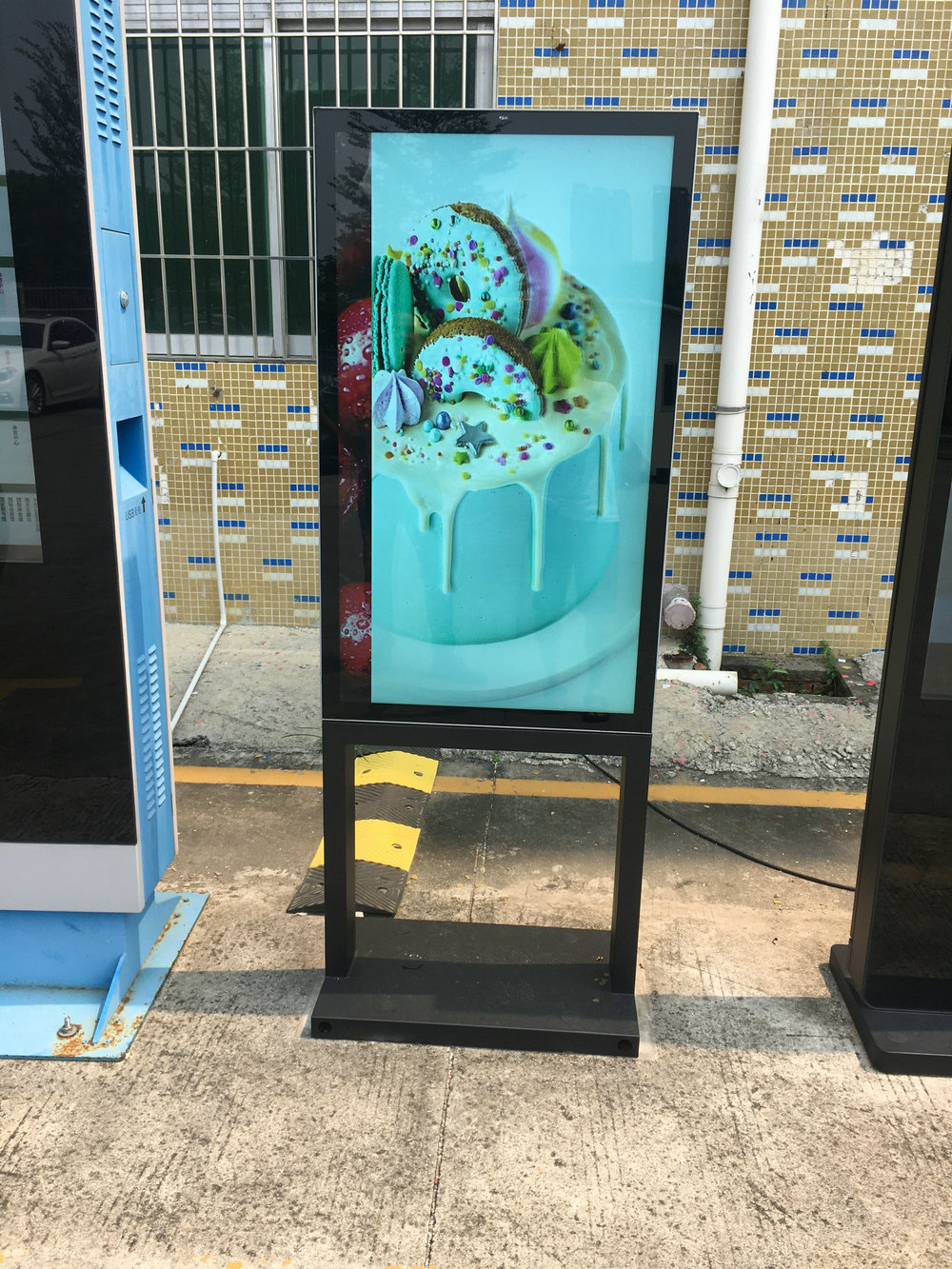 Pantalla LCD ultrafina de pie para exteriores