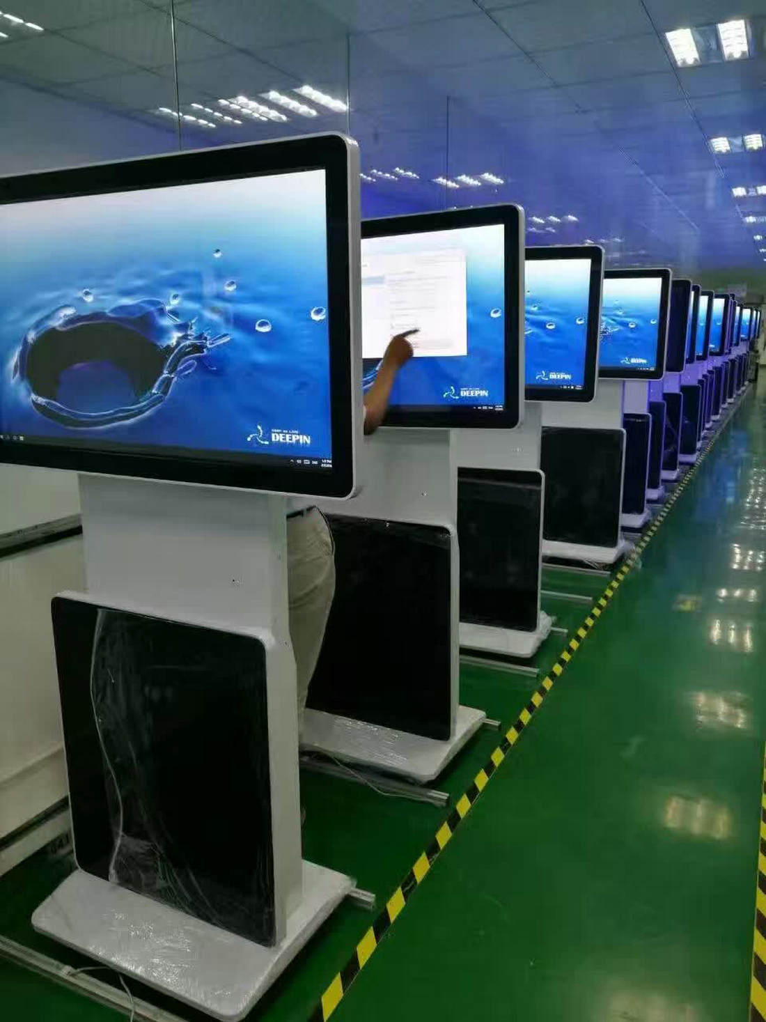 Pantalla LCD de pie giratoria para interiores