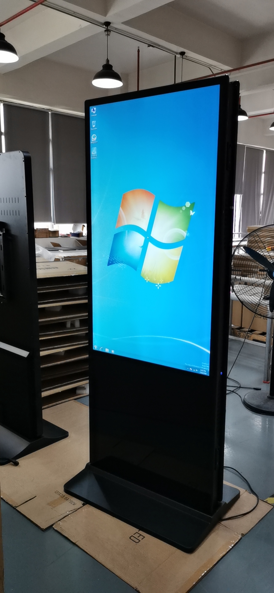 Pantalla LCD de doble cara de pie para interiores