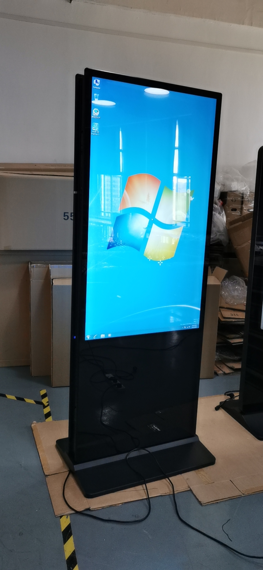 Pantalla LCD de doble cara de pie para interiores
