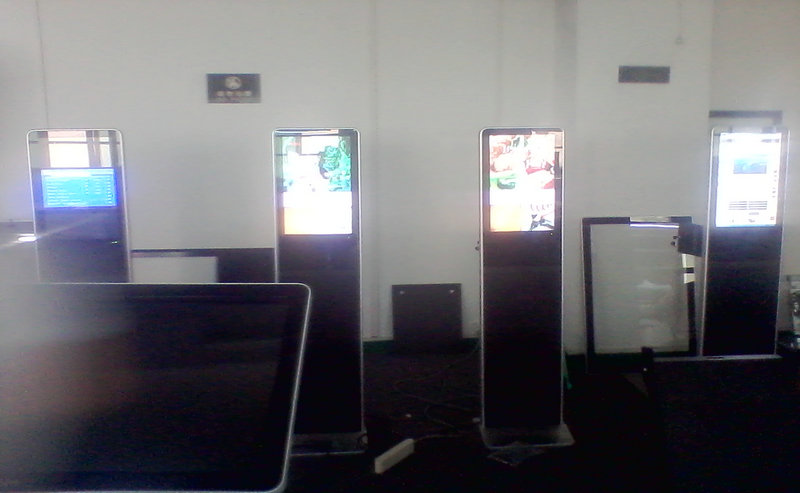 Pantalla LCD de pie de 15,6 pulgadas