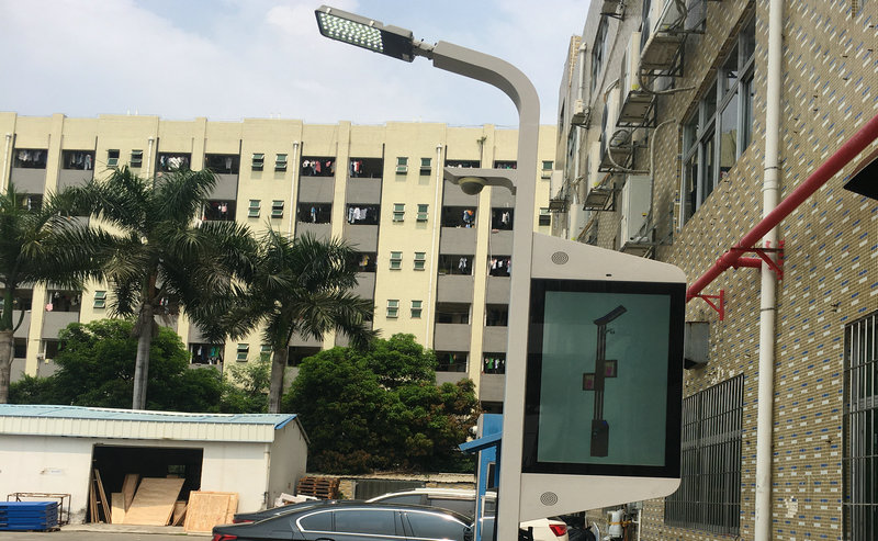 Pantalla LCD exterior fijada en poste de luz de la calle