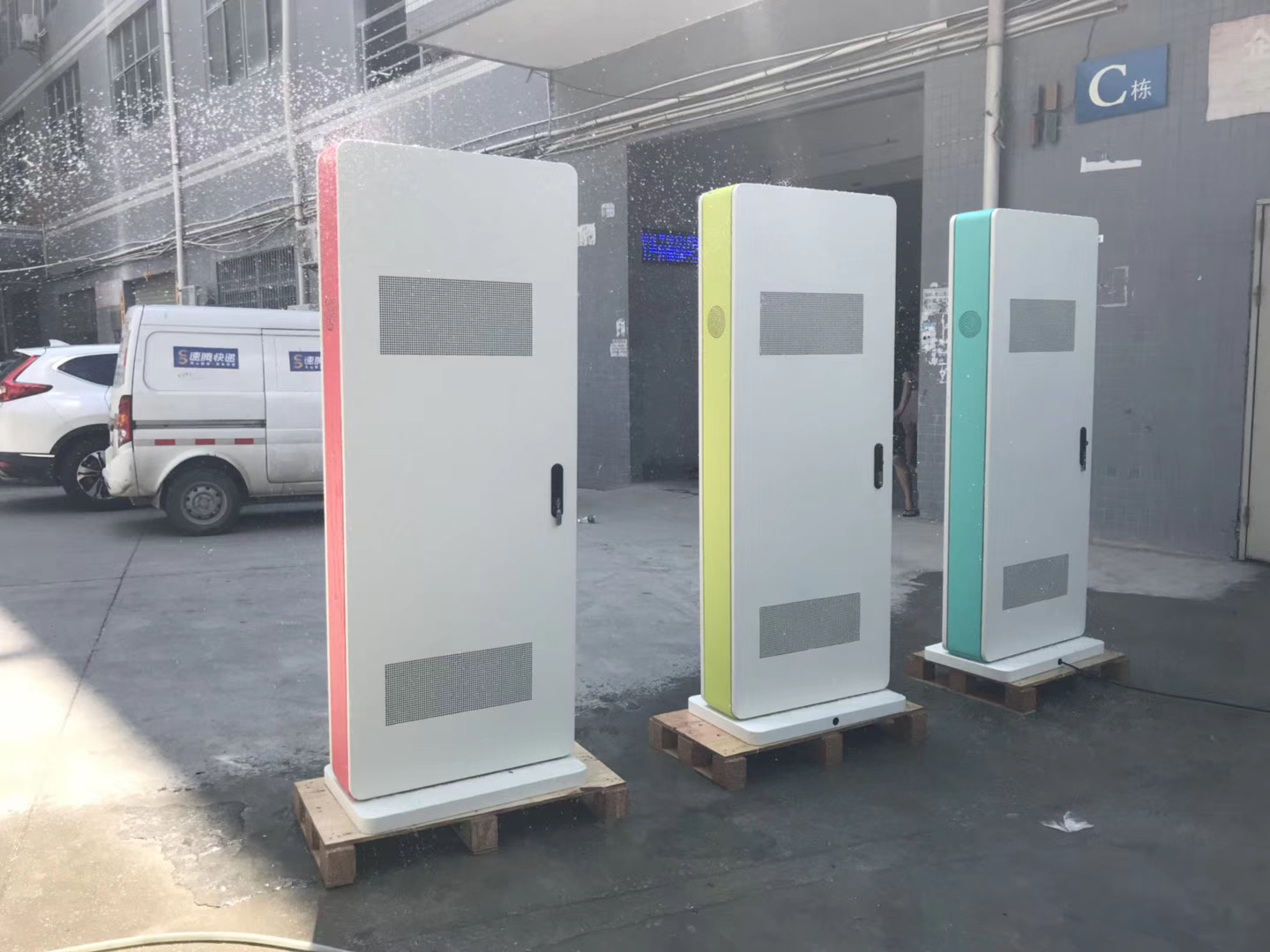 32 inches standing lcd display