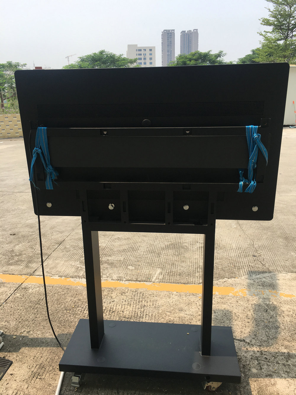 شاشة LCD خارجية رفيعة للغاية